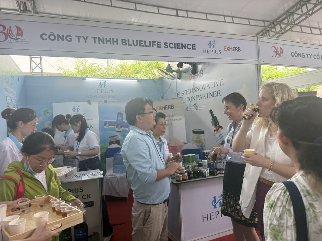 Đại diện Bộ Nông nghiệp Hoa Kỳ (USDA) ghé thăm và dùng thử sản phẩm tại gian hàng số 2 của Hepius Sâm Mỹ CK