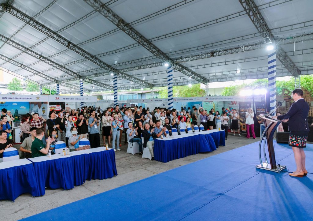 Toàn cảnh sự kiện với hơn 300 khách hàng tham gia, lắng nghe buổi phát biểu khai mạc của cô Carolee Williamson - Quyền Tổng lãnh sự Mỹ